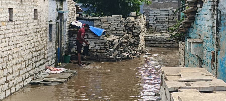 ಚಿತ್ತಾಪುರ ತಾಲ್ಲೂಕಿನ ಕಡಬೂರ ಗ್ರಾಮದಲ್ಲಿ ವ್ಯಕ್ತಿಯೊಬ್ಬ ಕೊಳಚೆ ನೀರಲ್ಲೇ ಬಟ್ಟೆ ಸ್ವಚ್ಛಗೊಳಿಸುತ್ತಿರುವುದು