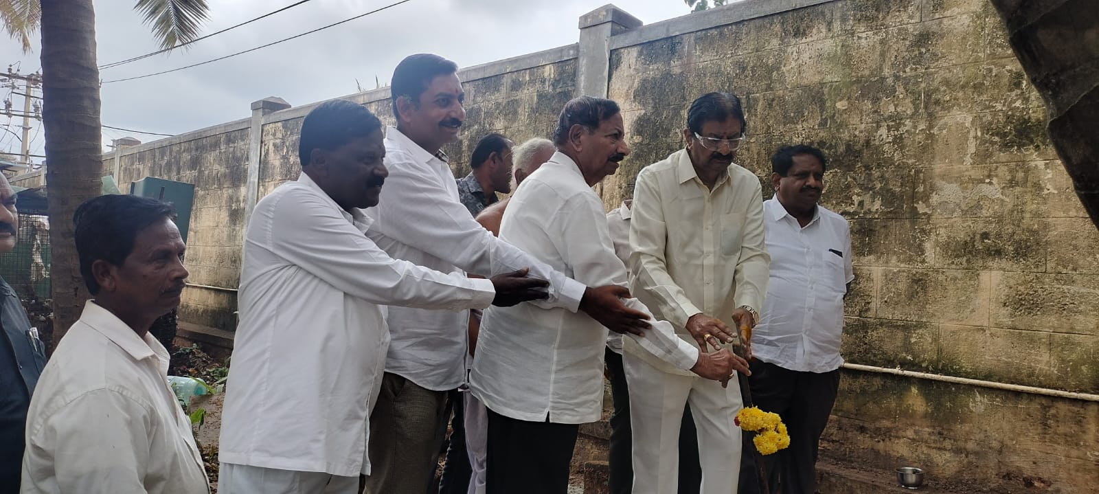 ವಿಜಯಪುರದ ಚೆನ್ನಕೇಶವ ಸ್ವಾಮಿ ದೇವಾಲಯದ ಜೀರ್ಣೋದ್ಧಾರ ಕಾಮಗಾರಿಗೆ ಮಾಜಿ ಸಂಸದ ಬಿ.ಎನ್.ಬಚ್ಚೇಗೌಡ ಚಾಲನೆ ನೀಡಿದರು.