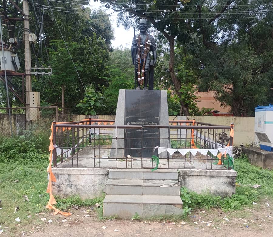 ರೋಣ ತಹಶೀಲ್ದಾರ್ ಕಾರ್ಯಾಲಯದ ಮುಂಭಾಗದ ಗಾಂಧಿ ಪ್ರತಿಮೆ