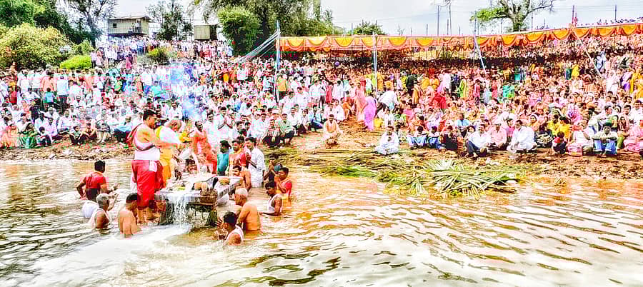 ಕಾಗವಾಡ ತಾಲ್ಲೂಕಿನ ಉಗಾರ ಗ್ರಾಮದಲ್ಲಿ ದಸರಾ ಹಬ್ಬದ ನಿಮಿತ್ತ ಪದ್ಮಾವತಿ ದೇವಿಯ ಭವ್ಯ ಮೆರವಣಿಗೆ ಹಾಗೂ ನದಿಯಲ್ಲಿ ಪಂವಾಂಮೃತ ಅಭಿಷೇಕ ನಡೆಯಿತು