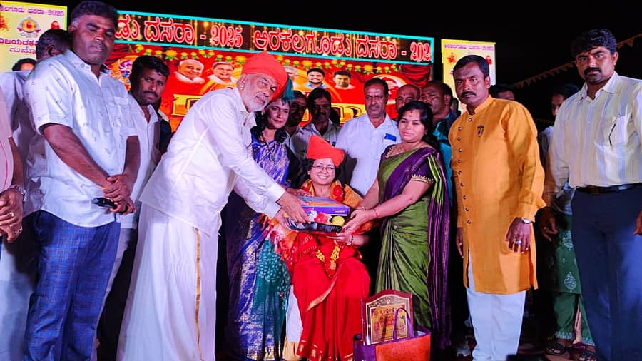 ಅರಕಲಗೂಡಿನಲ್ಲಿ ಗುರುವಾರ ರಾತ್ರಿ ನಡೆದ ದಸರಾ ಕಾರ್ಯಕ್ರಮದಲ್ಲಿ ಬುಕರ್‌ ಪ್ರಶಸ್ತಿ ಪುರಸ್ಕೃತ ಅನುವಾದಕಿ ದೀಪಾ ಭಾಸ್ತಿ ಅವರನ್ನು ಶಾಸಕ ಎ.ಮಂಜು ಹಾಗೂ ಜಿಲ್ಲಾಧಿಕಾರಿ ಲತಾಕುಮಾರಿ ಸನ್ಮಾನಿಸಿದರು. ತಹಶೀಲ್ದಾರ್ ಕೆ.ಸಿ. ಸೌಮ್ಯ, ಸಿ.ಸ್ವಾಮಿ ಭಾಗವಹಿಸಿದ್ದರು