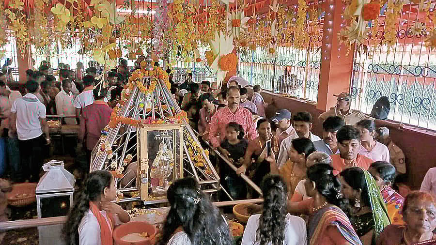 ದಾಂಡೇಲಿ ತಾಲ್ಲೂಕಿನ ಹಾಲಮಡ್ಡಿಯಲ್ಲಿ ಇರುವ ದಾಂಡೇಲಪ್ಪನ ದೇವಸ್ಥಾನದಲ್ಲಿ ಜಾತ್ರೆಯ ನಿಮಿತ್ತ ಭಕ್ತರು ದರ್ಶನ ಪಡೆದರು