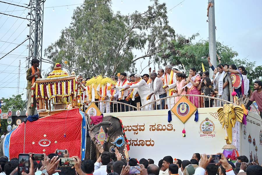 ಸಿಂಧನೂರು ದಸರಾ ಉತ್ಸವದ ಕೊನೆಯ ದಿನವಾದ ಗುರುವಾರ ಜಂಬೂ ಸವಾರಿ ಅಂಗವಾಗಿ ಆನೆಯ ಮೇಲೆ ಅಂಬಾರಿಯಲ್ಲಿ ಅಂಬಾದೇವಿಯ ಉತ್ಸವ ಮೂರ್ತಿಯನ್ನು ವೈಭವದಿಂದ ಮೆರವಣಿಗೆ ನಡೆಸಲಾಯಿತು