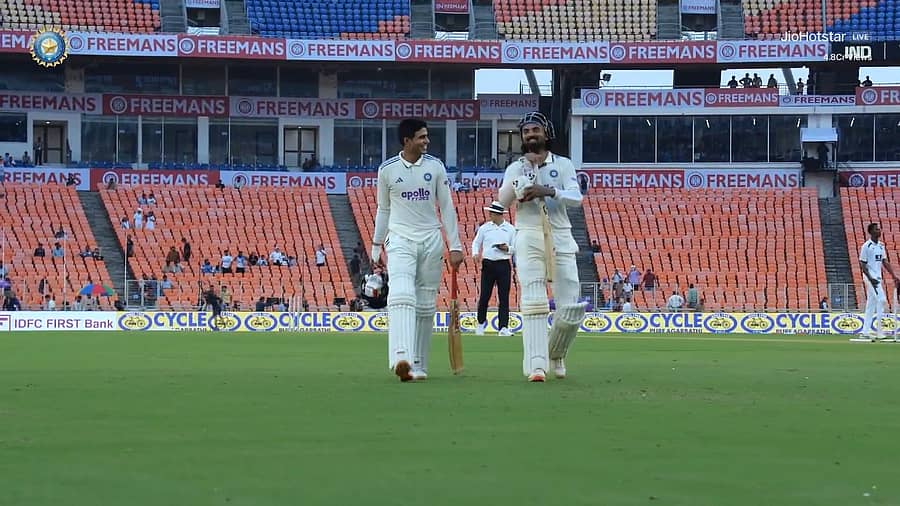 <div class="paragraphs"><p>ಬ್ಯಾಟಿಂಗ್ ಮುಗಿಸಿ ಪೆವಿಲಿಯನ್‌ಗೆ ಮರಳುತ್ತಿರುವ ರಾಹುಲ್, ಗಿಲ್</p></div>