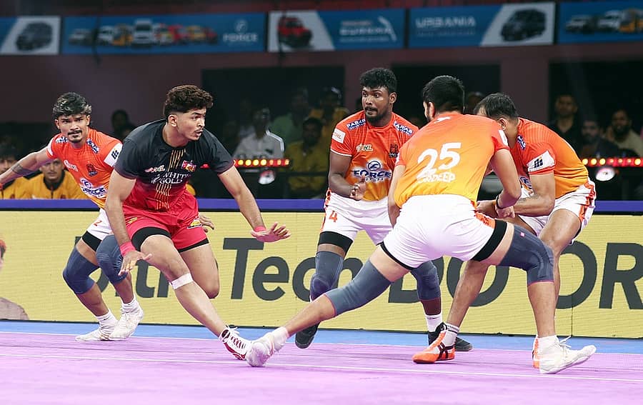 ಚೆನ್ನೈನಲ್ಲಿ ಗುರುವಾರ ನಡೆದ ಪ್ರೊಕಬಡ್ಡಿ ಟೂರ್ನಿಯ ಪಂದ್ಯದಲ್ಲಿ ಬೆಂಗಳೂರು ಬುಲ್ಸ್ ಮತ್ತು ಪುಣೇರಿ ಪಲ್ಟನ್ ಆಟಗಾರರ ಜಿದ್ದಾಜಿದ್ದಿ 