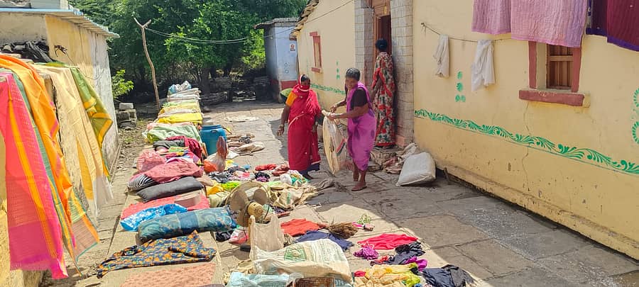 ಕಲಬುರಗಿ ಜಿಲ್ಲೆ ಜೇವರ್ಗಿ ತಾಲ್ಲೂಕಿನ ರದ್ದೇವಾಡಗಿ ಗ್ರಾಮದಲ್ಲಿ ಪ್ರವಾಹದಿಂದ ಹಾಳಾದ ಬಟ್ಟೆಗಳನ್ನು ಸ್ವಚ್ಛಗೊಳಿಸಿ ಬಿಸಿಲಿಗೆ ಒಣಗಲು ಹಾಕಿರುವ ದೃಶ್ಯ ಗುರುವಾರ ಕಂಡು ಬಂತು