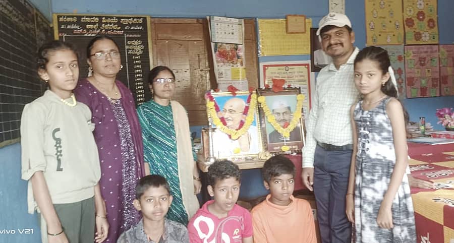 ತಿಳವಳ್ಳಿಯ ಸರ್ಕಾರಿ ಮಾದರಿ ಕನ್ನಡ ಗಂಡು ಮಕ್ಕಳ ಶಾಲೆಯಲ್ಲಿ ಗುರುವಾರ ಮಹಾತ್ಮ ಗಾಂಧೀಜಿ ಹಾಗೂ ಲಾಲ್ ಬಹದ್ದೂರ್ ಶಾಸ್ತ್ರಿ ಅವರ ಜನ್ಮ ದಿನ ಆಚರಿಸಲಾಯಿತು