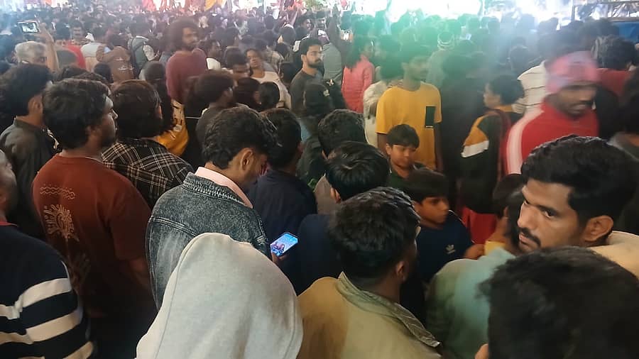 ಮಡಿಕೇರಿಯ ಕಾಲೇಜ್ ರಸ್ತೆಯಲ್ಲಿ ಗುರುವಾರ ರಾತ್ರಿ ಸೇರಿದ್ದ ಅಪಾರ ಜನಸಮೂಹ ಪ್ರಜಾವಾಣಿ ಚಿತ್ರ/ರಂಗಸ್ವಾಮಿ