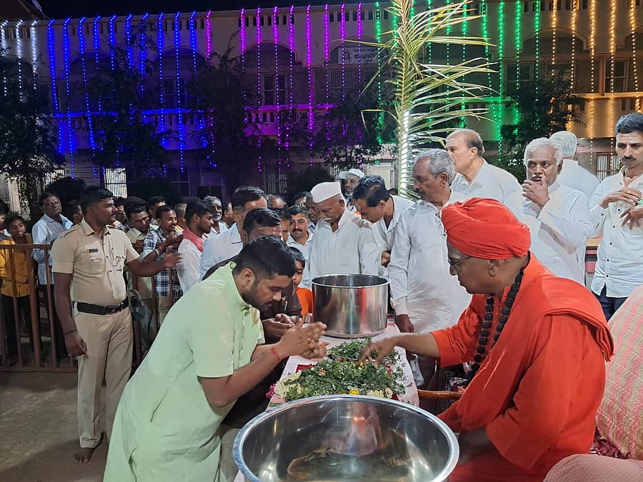 ಗದಗ ನಗರದ ಜಗದ್ಗುರು ತೋಂಟದಾರ್ಯ ಮಠದ ಆವರಣದಲ್ಲಿ ತೋಂಟದ ಸಿದ್ಧರಾಮ ಸ್ವಾಮೀಜಿ ಭಕ್ತರಿಗೆ ಬನ್ನಿ ನೀಡಿ ಆಶೀರ್ವದಿಸಿದರು 