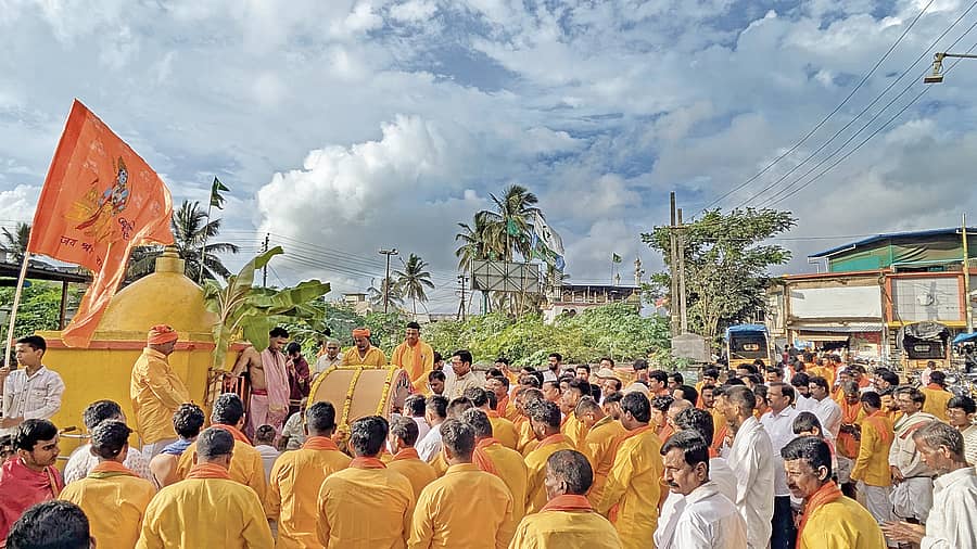 ಮುಂಡಗೋಡ ಪಟ್ಟಣದ ಬನ್ನಿಕಟ್ಟೆ ಸನಿಹದ ಮೂಲಗಣಪತಿ ದೇವಸ್ಥಾನದಲ್ಲಿ ಅರ್ಚಕ ರಾಮಚಂದ್ರ ಜೋಶಿ ನೇತೃತ್ವದಲ್ಲಿ ಸೀಮೋಲ್ಲಂಘನ ಕಾರ್ಯಕ್ರಮ ಜರುಗಿತು