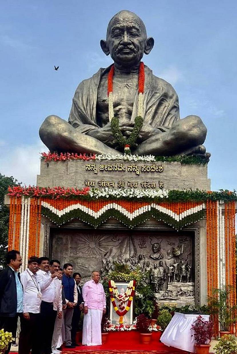 ವಿಧಾನಸೌಧದ ಆವರಣದಲ್ಲಿರುವ ಮಹಾತ್ಮಗಾಂಧೀಜಿ ಪ್ರತಿಮೆಗೆ ಮಾಲಾರ್ಪಣೆ ಮಾಡಲಾಯಿತು