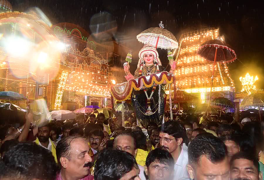 ಮಂಗಳೂರಿನ ಕುದ್ರೋಳಿ ಶ್ರೀಗೋಕರ್ಣನಾಥ ದೇವಸ್ಥಾನದಲ್ಲಿ ಪೂಜೆಗೊಂಡ ಶಾರದಾದೇವಿಯ ಶೋಭಾಯಾತ್ರೆ ಗುರುವಾರ ನೆರವೇರಿತು ಪ್ರಜಾವಾಣಿ ಚಿತ್ರ : ಫಕ್ರುದ್ದೀನ್ ಎಚ್.