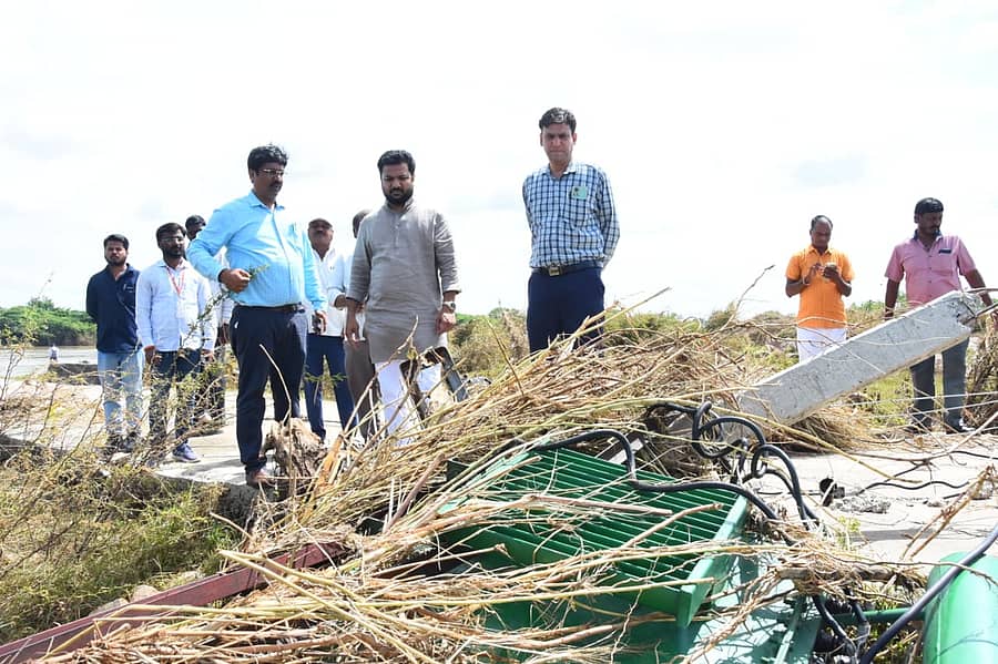 ಜೆಸ್ಕಾಂ ಅಧ್ಯಕ್ಷ ಪ್ರವೀಣ ಪಾಟೀಲ ಹರವಾಳ ಅವರು ಗುರುವಾರ ಜೇವರ್ಗಿ ತಾಲ್ಲೂಕಿನಲ್ಲಿ ಉರುಳಿ ಬಿದ್ದ ಟಿಸಿಯನ್ನು ವೀಕ್ಷಿಸಿದರು