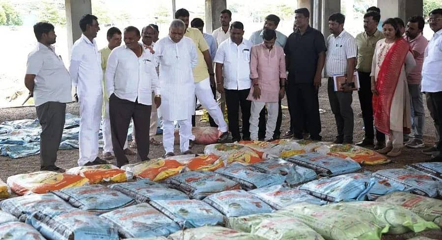 ಇಂಡಿ ಪಟ್ಟಣದ ಶಾಂತು ಧನಶೆಟ್ಟಿ ಇವರ ಗೋಡಾವಿನಲ್ಲಿ ಮಳೆಯಿಂದ ನೀರಿನಲ್ಲಿ ಕೃಷಿ ಸಾಮಗ್ರಿ ನೀರು ಪಾಲಾಗಿರುವದು ಶಾಸಕ ಯಶವಂತರಾಯಗೌಡ ಪಾಟೀಲ ವಿಕ್ಷೀಸಿದರು.