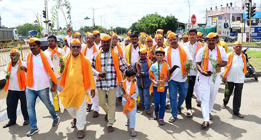 ಕಲಬುರಗಿಯ ಪ್ರಶಾಂತ ನಗರದಲ್ಲಿರುವ 12 ಜ್ಯೋತಿರ್ಲಿಂಗ ದೇವಸ್ಥಾನದ ಕಮಿಟಿಯಿಂದ ದಸರಾ ಹಬ್ಬದ ಅಂಗವಾಗಿ ರಾಜಾಪುರ ರಿಂಗ್ ರಸ್ತೆಯಲ್ಲಿರುವ ಮಹಾಲಕ್ಷ್ಮಿ ದೇವಸ್ಥಾನದಲ್ಲಿ ಗುರುವಾರ ಬನ್ನಿ ಮುಡಿಯುವ ಕಾರ್ಯಕ್ರಮ ನಡೆಯಿತು