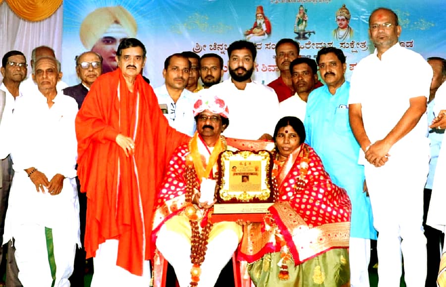 ಬಸವಕಲ್ಯಾಣ ತಾಲ್ಲೂಕಿನ ಹಾರಕೂಡದಲ್ಲಿ ಬುಧವಾರ ಚನ್ನವೀರ ಶಿವಾಚಾರ್ಯರು ಸಾಹಿತಿ ಎಸ್.ಎಂ.ಹಿರೇಮಠ ಅವರಿಗೆ ‘ಶ್ರೀಚೆನ್ನರೇಣುಕ ಬಸವ’ ಪ್ರಶಸ್ತಿ ಪ್ರದಾನ ಮಾಡಿದರು. ಶಾಸಕ ಶರಣು ಸಲಗರ ಇದ್ದರು