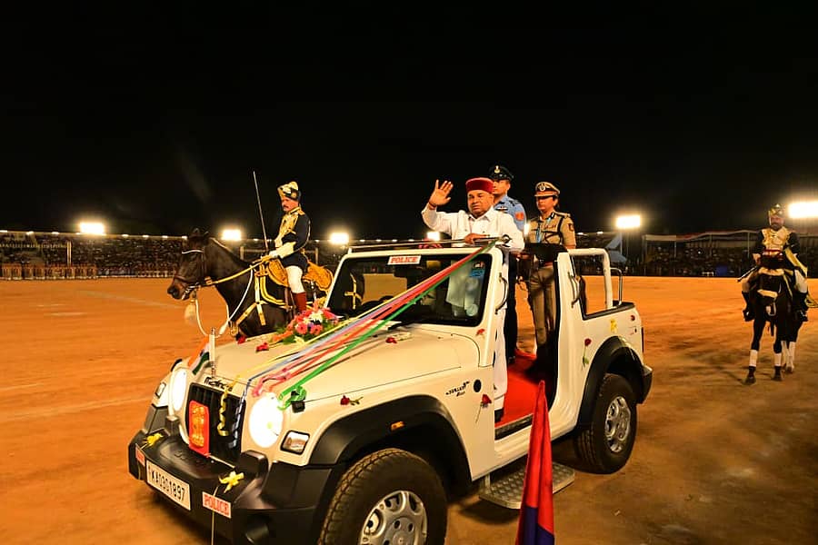 ಬನ್ನಿಮಂಟಪದ ಪಂಜಿನ ಕವಾಯತು ಮೈದಾನದಲ್ಲಿ ರಾಜ್ಯಪಾಲ ಥಾವರ್‌ಚಂದ್‌ ಗೆಹಲೋತ್‌ ಜನರತ್ತ ಕೈಬೀಸಿದರು