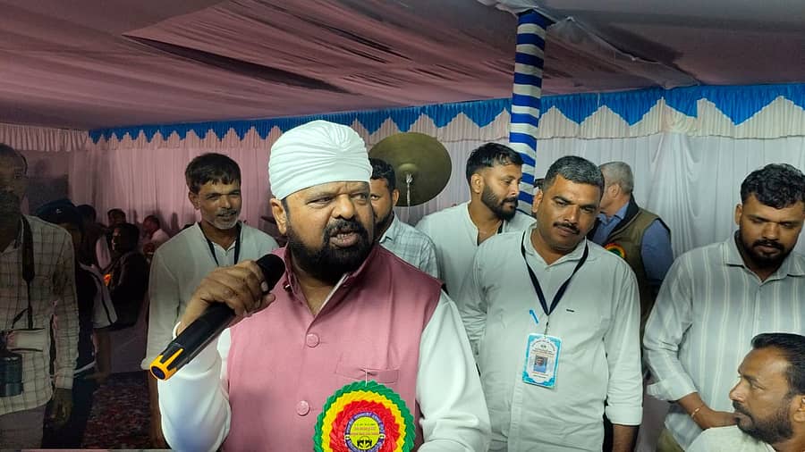 ಸುಂಟಿಕೊಪ್ಪ ವಾಹನ ಚಾಲಕರ ಸಂಘದ ವತಿಯಿಂದ ಆಯೋಜಿಸಲಾಗಿದ್ದ 55ನೇ ವರ್ಷದ ಆಯುಧ ಪೂಜಾ ಕಾರ್ಯಕ್ರಮದಲ್ಲಿ ಹಾಸ್ಯ ನಟ ಟೆನ್ನಿಸ್ ಕೃಷ್ಣ ಮಾತನಾಡಿದರು