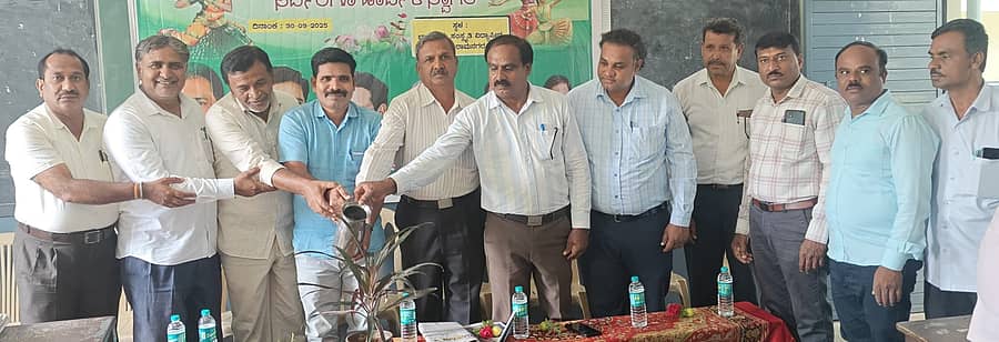 ರಾಮನಗರದ ಭಾರತೀಯ ಸಂಸ್ಕಂತಿ ವಿದ್ಯಾಪೀಠ ಶಿಕ್ಷಣ ಸಂಸ್ಥೆಯಲ್ಲಿ ಅನುದಾನಿತ ಶಾಲಾ-ಕಾಲೇಜುಗಳ ನೌಕರರ ಜಿಲ್ಲಾಮಟ್ಟದ ಸಭೆಯನ್ನು ಸಂಘದ ರಾಜ್ಯಾಧ್ಯಕ್ಷ ಜಿ. ಹನುಮಂತಪ್ಪ ಉದ್ಘಾಟಿಸಿದರು. ಸಂಘದ ಪದಾಧಿಕಾರಿಗಳು ಇದ್ದಾರೆ