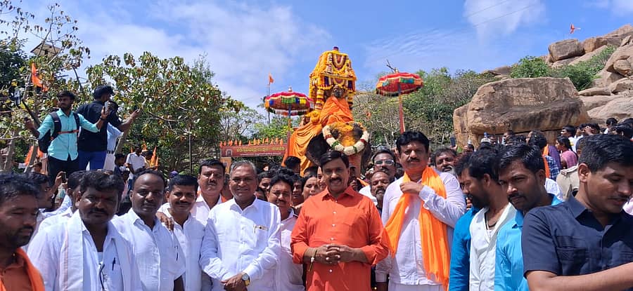 ವಿಜಯದಶಮಿ ಅಂಗವಾಗಿ ಗುರುವಾರ ಆನೆಗೊಂದಿ ಸಮೀಪದ ಆದಿಶಕ್ತಿ ದುರ್ಗಾದೇವಿ ಮೂರ್ತಿಯನ್ನು ಅಂಬಾರಿ ಮೇಲೆ ಅದ್ದೂರಿಯಾಗಿ ಮೆರವಣಿಗೆ ಮಾಡಲಾಯಿತು. ಗಣ್ಯರು ಇದ್ದರು