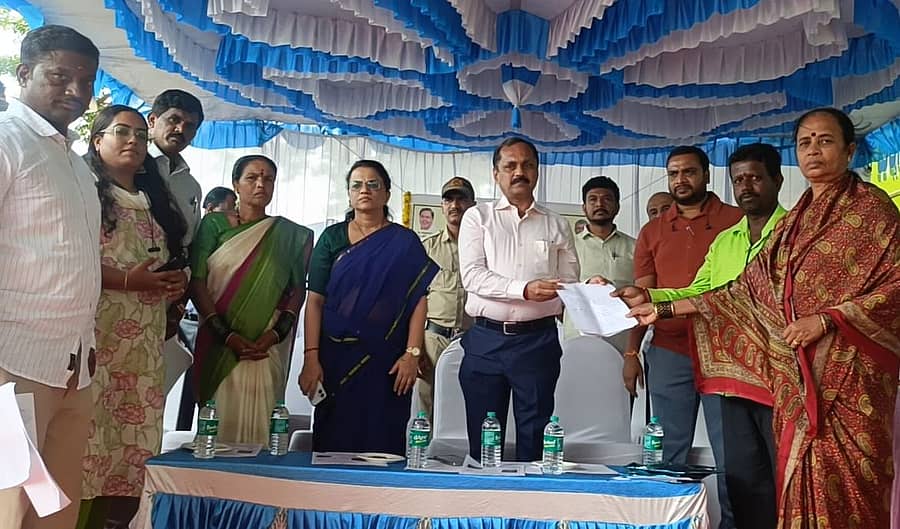 ಜಿಲ್ಲಾಧಿಕಾರಿ ಎ.ಬಿ.ಬಸವರಾಜು ಗುರುವಾರ ಪೌತಿಖಾತೆ ಆಂದೋಲನದಲ್ಲಿ ಮೃತರ ವಾರುಸುದಾರರಿಂದ ಪೌತಿಖಾತೆಗೆ ಅರ್ಜಿ ಸ್ವೀಕರಿಸಿದರು. ಸಿಇಒ ಡಾ.ಕೆ.ಎನ್‌.ಅನುರಾಧಾ