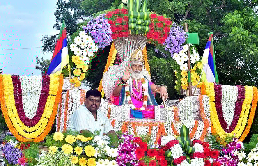 ಬಸವಕಲ್ಯಾಣದಲ್ಲಿ ಗುರುವಾರ ದಸರಾ ಧರ್ಮ ಸಮ್ಮೇಳನದ ಸಮಾರೋಪದ ಅಂಗವಾಗಿ ತೆರೆದ ವಾಹನದಲ್ಲಿ ಇಟ್ಟಿದ್ದ ಅಡ್ಡಪಲ್ಲಕ್ಕಿಯಲ್ಲಿ ರಂಭಾಪುರಿ ಪೀಠದ ವೀರಸೋಮೇಶ್ವರ ಶಿವಾಚಾರ್ಯರ ಮೆರವಣಿಗೆ ನಡೆಸಲಾಯಿತು