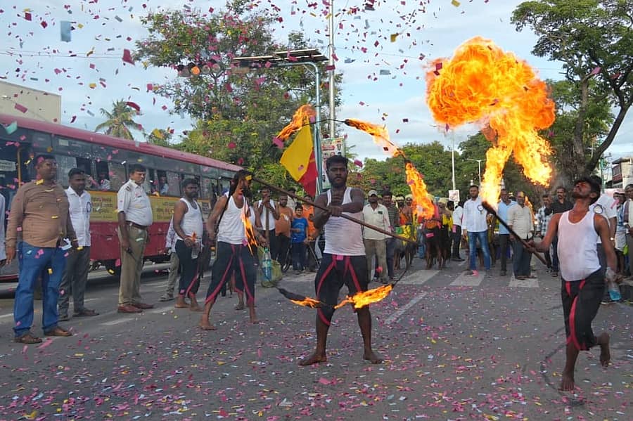 ಬೆಂಕಿ ಭರಾಟೆಯಲ್ಲಿ ಸಾಹಸ ಪ್ರದರ್ಶಿಸಿದ ಕಲಾವಿದರು