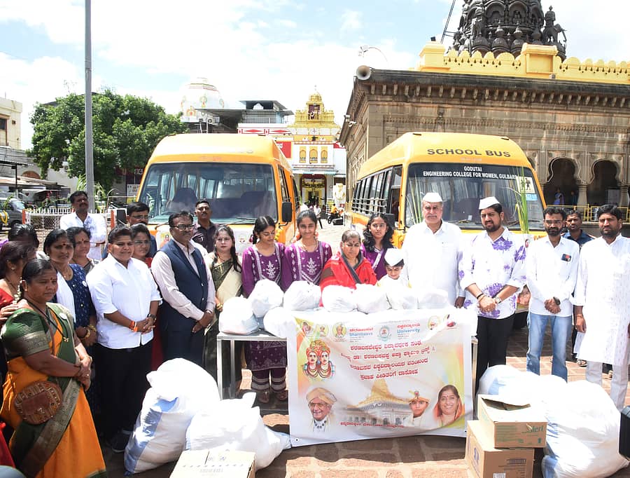 ಕಲಬುರಗಿ ಶರಣಬಸವೇಶ್ವರ ಸಂಸ್ಥಾನದಲ್ಲಿ ಬುಧವಾರ ಜಿಲ್ಲೆಯ ಪ್ರವಾಹ ಪೀಡಿತ ಗ್ರಾಮಗಳ ಕುಟುಂಬಸ್ಥರಿಗೆ ತುರ್ತು ಸಹಾಯ ಮಾಡಲು ₹10 ಲಕ್ಷಕ್ಕೂ ಅಧಿಕ ಮೌಲ್ಯದ ಪರಿಹಾರ ಸಾಮಗ್ರಿಗಳನ್ನು ರವಾನಿಸಲಾಯಿತು