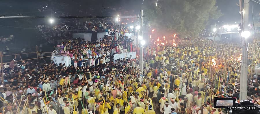 ದೇವರಗಟ್ಟ(ದೇವರಗಟ್ಟು) ಗ್ರಾಮದ ಮಾಳ ಮಲ್ಲೇಶ್ವರಸ್ವಾಮಿ ಬನ್ನಿ ಉತ್ಸವದಲ್ಲಿ ದೊಣ್ಣೆಗಳನ್ನು ಹಿಡಿದು ಬಡಿದಾಟಕ್ಕೆ ನಿಂತ ಗ್ರಾಮಸ್ಥರು. 