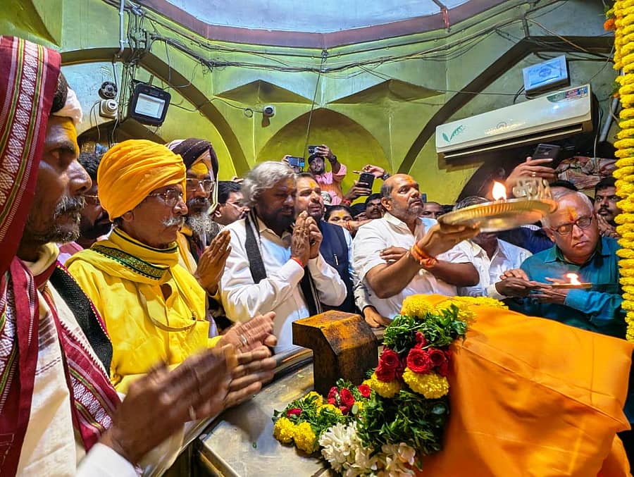 ಭಾಲ್ಕಿ ತಾಲ್ಲೂಕಿನ ಮೈಲಾರ ಮಲ್ಲಣ್ಣ ದೇವರಿಗೆ ಜಿಲ್ಲಾ ಉಸ್ತುವಾರಿ ಸಚಿವ ಈಶ್ವರ ಖಂಡ್ರೆ ವಿಶೇಷ ಪೂಜೆ ಸಲ್ಲಿಸಿದರು