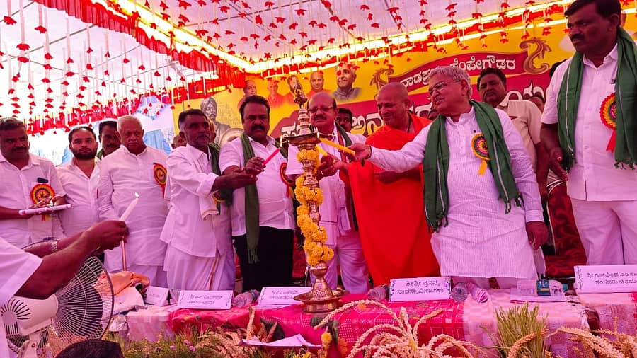 ಪಾವಗಡ ತಾಲ್ಲೂಕು ಕೆ.ಟಿ. ಹಳ್ಳಿಯಲ್ಲಿ ಶುಕ್ರವಾರ ನಾಡಪ್ರಭು ಕೆಂಪೇಗೌಡ ಜಯಂತಿ, ಪುತ್ಥಳಿ ಅನಾವರಣ ಕಾರ್ಯಕ್ರಮವನ್ನು ಆದಿಚುಂಚನಗಿರಿ ಸಂಸ್ಥಾನದ ಪ್ರಸನ್ನನಾಥ ಸ್ವಾಮೀಜಿ ಉದ್ಘಾಟಿಸಿದರು