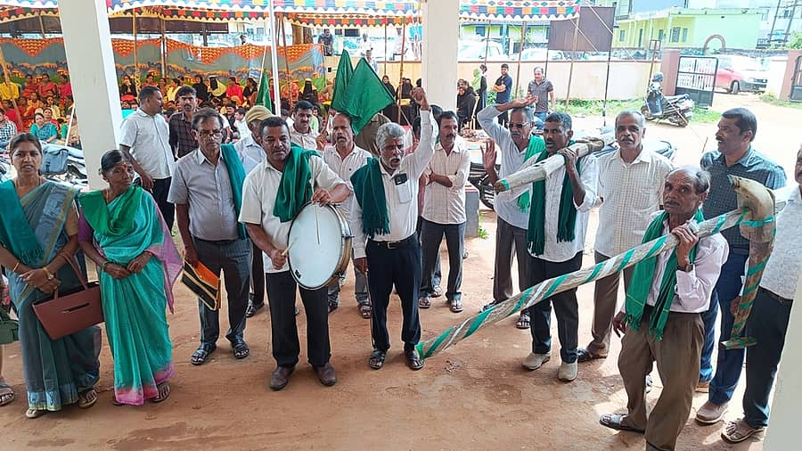 ಮೂಡಿಗೆರೆ ತಾಲ್ಲೂಕಿನ ಪೋಡಿ‌ ಪ್ರಕರಣಗಳನ್ನು ಇತ್ಯರ್ಥ ಪಡಿಸುವಂತೆ ಒತ್ತಾಯಿಸಿ ಶುಕ್ರವಾರ ರೈತ ಸಂಘದ ಪದಾಧಿಕಾರಿಗಳು ನೇಗಿಲು, ನೊಗ ಹೊತ್ತು ಪ್ರತಿಭಟನೆ ನಡೆಸಿದರು