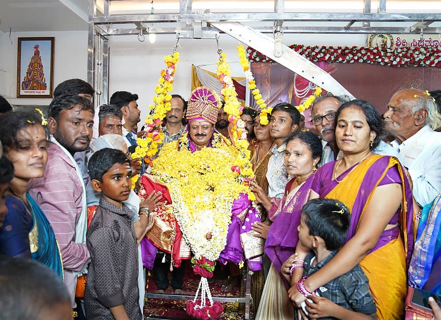 ಕಲಬುರಗಿ ಜಿಲ್ಲೆಯ ಚಿತ್ತಾಪುರ ತಾಲ್ಲೂಕಿನ ನಾಲವಾರದ ಕೋರಿಸಿದ್ಧೇಶ್ವರ ಮಹಾಸಂಸ್ಥಾನ ಮಠದ ಪೀಠಾಧಿಪತಿ ಸಿದ್ಧತೋಟೇಂದ್ರ ಶಿವಾಚಾರ್ಯ ಸ್ವಾಮೀಜಿ ಅವರಿಗೆ ತುಲಾಭಾರ ಸೇವೆ ನಡೆಯಿತು