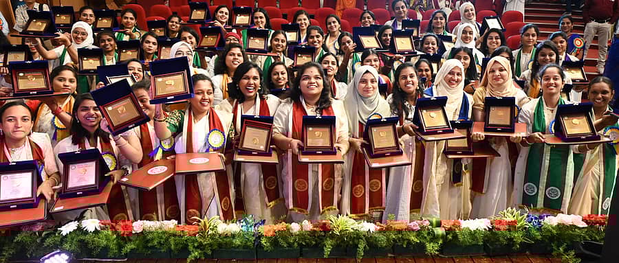 <div class="paragraphs"><p>ಮಹಾರಾಣಿ ಕ್ಲಸ್ಟರ್ ವಿಶ್ವವಿದ್ಯಾಲಯದ ಘಟಿಕೋತ್ಸವದಲ್ಲಿ ಸ್ವರ್ಣ ಪದಕ ಪಡೆದ ವಿದ್ಯಾರ್ಥಿಗಳು ಸಂಭ್ರಮಿಸಿದರು&nbsp;</p></div>