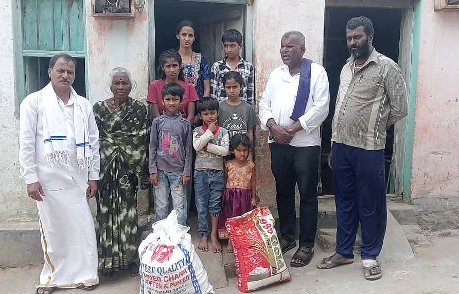ಹುಣಸೂರು ತಾಲ್ಲೂಕಿನ ಕಟ್ಟೆಮಳಲವಾಡಿಯಲ್ಲಿ ವಿಜಯದಶಮಿಯಂದು ದಸಂಸ ಮುಖಂಡ ನಿಂಗರಾಜ್‌ ಮಲ್ಲಾಡಿ, ಗ್ರಾಮ ಪಂಚಾಯಿತಿ ಸದಸ್ಯ ಹರೀಶ್‌ ನೊಂದ ಕುಟುಂಬಕ್ಕೆ ಪಡಿತರ ಕಿಟ್‌ ವಿತರಿಸಿದರು