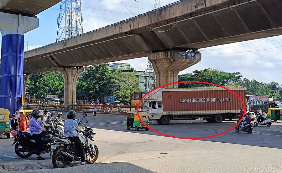 ನಿರ್ಬಂಧಿತ ಅವಧಿಯಲ್ಲೇ ನಗರದ ಒಳಗೆ ಪ್ರವೇಶಿಸಿರುವ ಭಾರಿ ವಾಹನ 