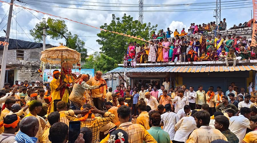 ಕೆಂಭಾವಿಯಲ್ಲಿ ಶುಕ್ರವಾರ ಮಲ್ಲಯ್ಯನ ಬಂಡಿ ಜಾತ್ರಾ ಉತ್ಸವವು ಸಹಸ್ರಾರು ಭಕ್ತರ ಮಧ್ಯೆ ಸಂಭ್ರಮದಿಂದ ಜರುಗಿತು
