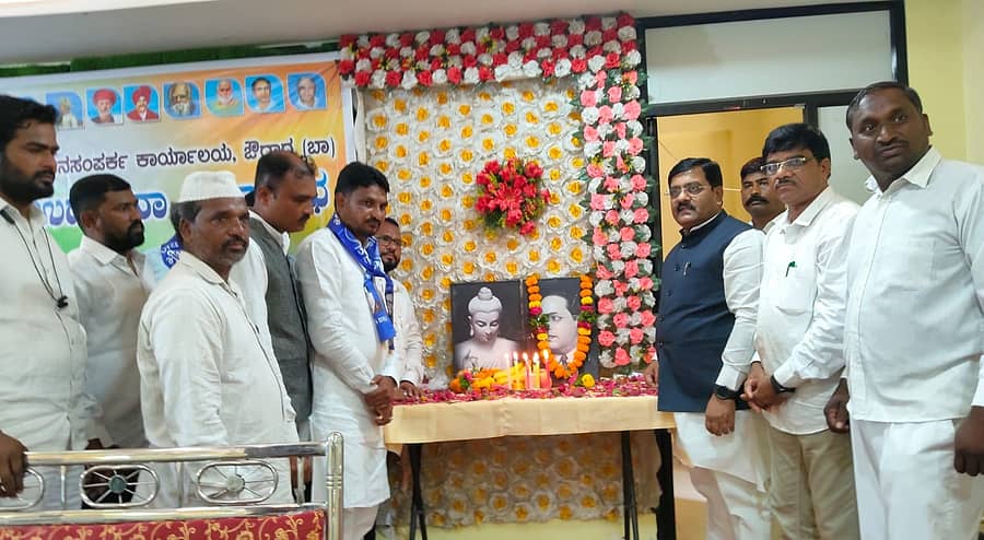 ಔರಾದ್ ಪಟ್ಟಣದ ಬಹುಜನ ಜನಸಂಪರ್ಕ ಕಚೇರಿಯನ್ನು ವಿಧಾನ ಪರಿಷತ್ ಮಾಜಿ ಸದಸ್ಯ ಅರವಿಂದಕುಮಾರ ಅರಳಿ ಅವರು, ಬುದ್ಧ, ಅಂಬೇಡ್ಕರ್ ಭಾವಚಿತ್ರಗಳಿಗೆ ಪೂಜೆ ಸಲ್ಲಿಸುವ ಮೂಲಕ ಉದ್ಘಾಟಿಸಿದರು