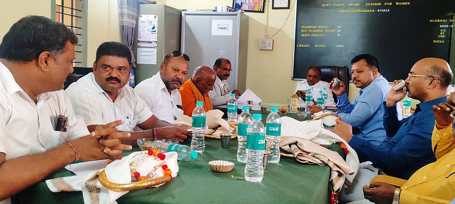 ಚಾಮರಾಜನಗರದ ಸರ್ಕಾರಿ ಮಹಿಳಾ ಪ್ರಥಮ ದರ್ಜೆ ಕಾಲೇಜಿನ ಕಚೇರಿಯಲ್ಲಿ ನಡೆದ ಶಾಲಾಭಿವೃದ್ದಿ ಸಮಿತಿಯ ಸಭೆಯಲ್ಲಿ ಶಾಸಕ  ಸಿ.ಪುಟ್ಟರಂಗಶೆಟ್ಟಿ ಮಾತನಾಡಿದರು