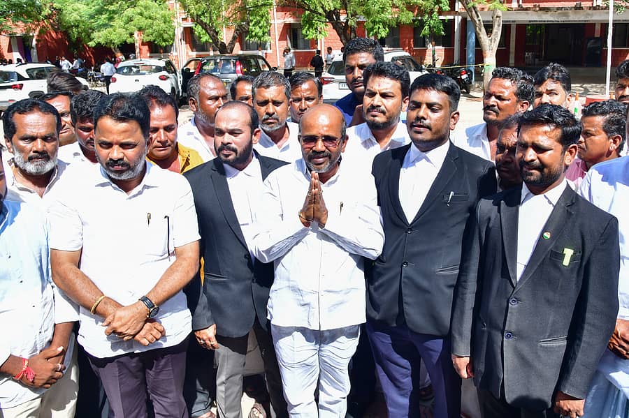 ಯಲ್ಲಾಲಿಂಗ ಸಾವಿನ ಪ್ರಕರಣದಲ್ಲಿ ಆರೋಪ ಮುಕ್ತವಾದ ಬಳಿಕ ಕೊಪ್ಪಳ ಜಿಲ್ಲಾ ನ್ಯಾಯಾಲಯದ ಆವರಣದಲ್ಲಿ ತಮ್ಮ ಕಡೆಯ ವಕೀಲರೊಂದಿಗೆ ಬಂದ ಹನುಮೇಶ ನಾಯಕ (ಕೈ ಮುಗಿದವರು) 