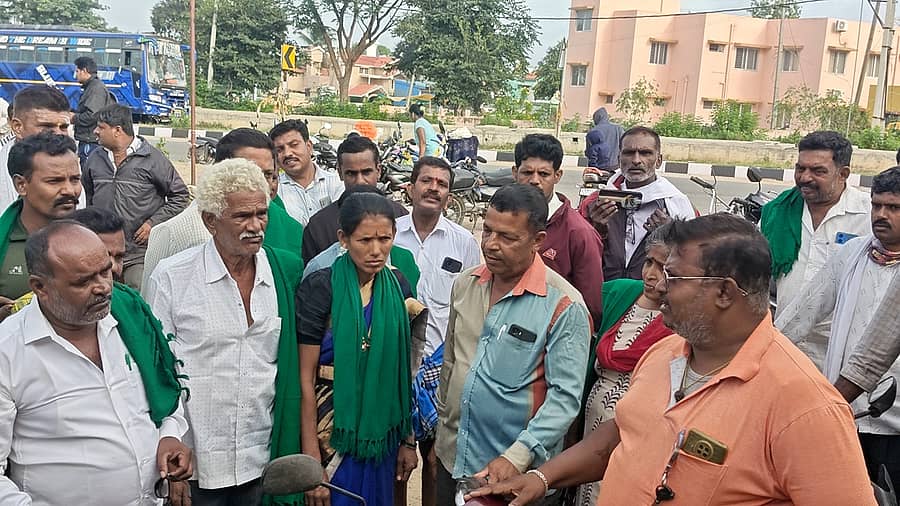 ಹುಳಿಯಾರು ನಾಡಕಚೇರಿ ಮುಂಭಾಗದ ಬೆಳಗಿನ ಸಂತೆ ಕರ ವಸೂಲಿ ಕುರಿತು ರೈತಸಂಘ ಹಾಗೂ ಗುತ್ತಿಗೆದಾರರ ನಡುವೆ ವಾಗ್ವಾದ ನಡೆಯಿತು