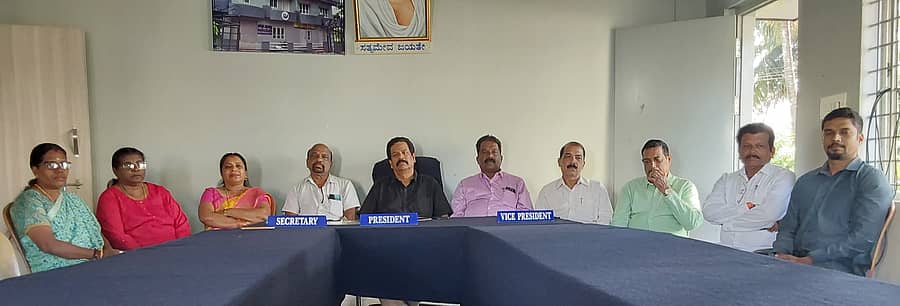 ಕುಶಾಲನಗರದಲ್ಲಿ ಕೇರಳ ಸಮಾಜದ ಅಧ್ಯಕ್ಷ ಪಿ.ರವೀಂದ್ರನ್ ಶುಕ್ರವಾರ ಮಾತನಾಡಿದರು.