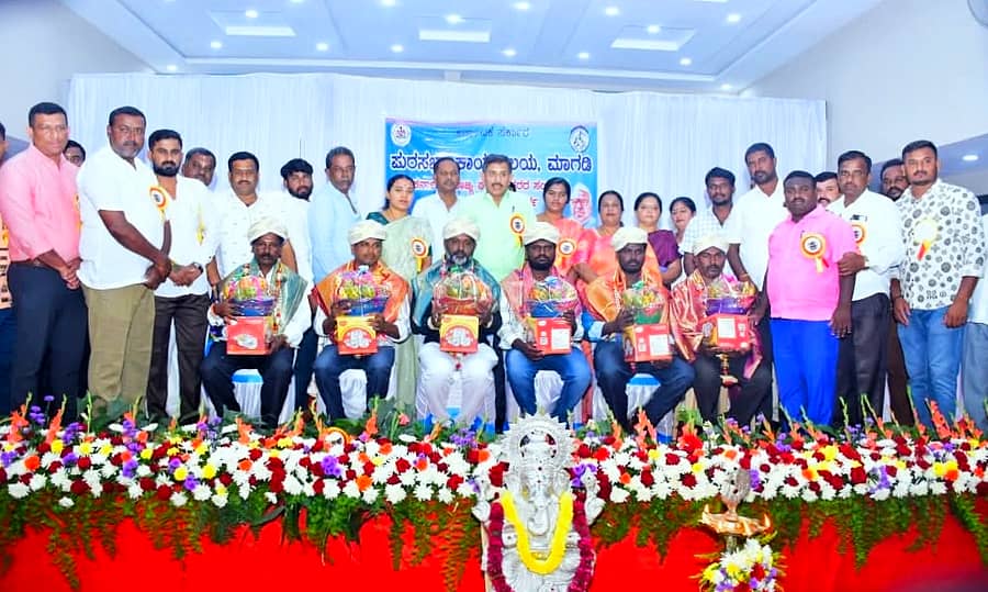 ಮಾಗಡಿ ಶಿವಕುಮಾರ ಸ್ವಾಮೀಜಿ ಭವನದಲ್ಲಿ ಪುರಸಭೆ ವತಿಯಿಂದ ನಡೆದ ಪೌರಕಾರ್ಮಿಕರ ದಿನಾಚರಣೆಯಲ್ಲಿ ಶಾಸಕ ಬಾಲಕೃಷ್ಣ ಪೌರಕಾರ್ಮಿಕರನ್ನು ಸನ್ಮಾನಿಸಿದರು. ಪುರಸಭೆ ಅಧ್ಯಕ್ಷೆ ರಮ್ಯಾ ನರಸಿಂಹಮೂರ್ತಿ ಇತರರು ಜತೆಯಲ್ಲಿದ್ದರು