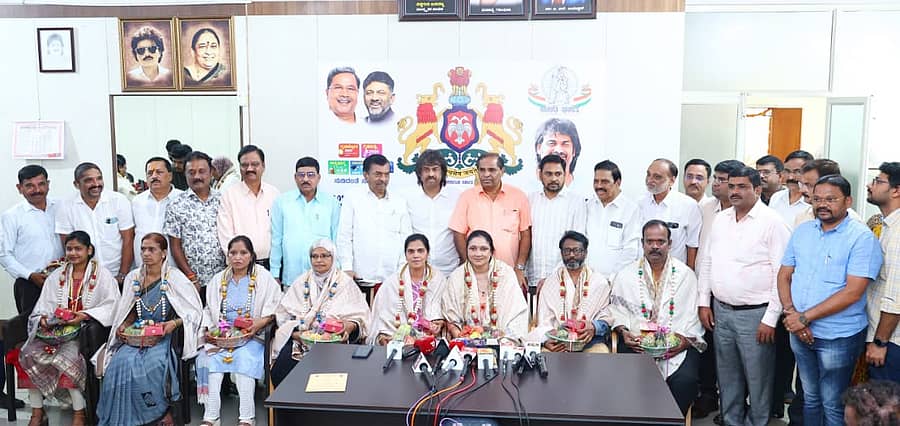 ಸಾಮಾಜಿಕ ಹಾಗೂ ಶೈಕ್ಷಣಿಕ ಗಣತಿಯನ್ನು ಜಿಲ್ಲೆಯಲ್ಲಿ ನಿಗದಿತ ಅವಧಿಗಿಂತ ಐದು ದಿನ ಮೊದಲೇ ಪೂರ್ಣಗೊಳಿಸಿದ ಶಿಕ್ಷಕರನ್ನು ಶಾಲಾ ಶಿಕ್ಷಣ ಹಾಗೂ ಸಾಕ್ಷರತಾ ಇಲಾಖೆ ಸಚಿವ ಮಧು ಬಂಗಾರಪ್ಪ ಶುಕ್ರವಾರ ಶಿವಮೊಗ್ಗದಲ್ಲಿ ಸನ್ಮಾನಿಸಿದರು