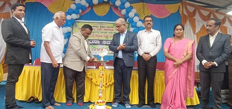 ಸಂತೇಮರಹಳ್ಳಿ ಸಮೀಪದ ಕುದೇರು ಸರ್ಕಾರಿ ಪ್ರಥಮ ದರ್ಜೆ ಕಾಲೇಜಿನಲ್ಲಿ ನಡೆದ ಸಾಂಸ್ಕೃತಿಕ, ಕ್ರೀಡೆ, ಎನ್‌ಎಸ್‌ಎಸ್, ರೇಂಜರ್ಸ್ ಅಂಡ್ ರೋವರ್ಸ್,  ಇತರ ಸಮಿತಿಗಳನ್ನು ಪ್ರಾಂಶುಪಾಲ ಥಿಯೋಡರ್ ಲೂಥರ್ ಉದ್ಘಾಟಿಸಿದರು.