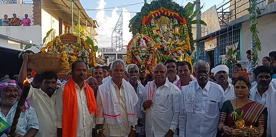 ಚಳ್ಳಕೆರೆಯ ಹಳೆಟೌನ್‌ನ ಆರಾಧ್ಯ ದೇವತೆ ಚೌಡಮ್ಮ, ಮಾರಮ್ಮ ಮತ್ತು ವೆಂಕಟೇಶ್ವರ ಸ್ವಾಮಿ ಉತ್ಸವಮೂರ್ತಿ ಮೆರವಣಿಗೆ ಶುಕ್ರವಾರ ಸಂಭ್ರಮದಿಂದ ನಡೆಯಿತು 