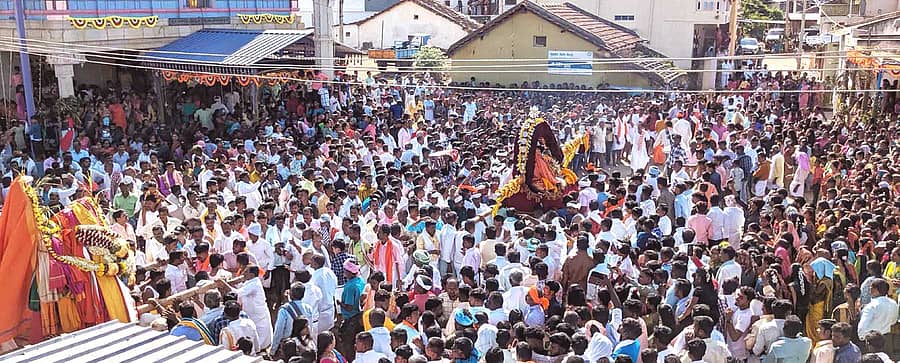 ಬಸವಾಪಟ್ಟಣ ಸಮೀಪದ ಕಂಸಾಗರದಲ್ಲಿ ಶುಕ್ರವಾರ ನಡೆದ ವೀರಭದ್ರಸ್ವಾಮಿ ಕೆಂಡೋತ್ಸವದಲ್ಲಿ ಸಹಸ್ರಾರು ಭಕ್ತರು ಭಾಗವಹಿಸಿದ್ದರು