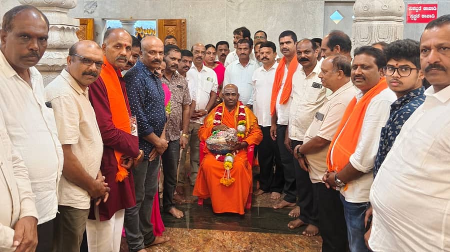 ಕೆಂಗೇರಿಯ ವಿಶ್ವ ಒಕ್ಕಲಿಗ ಮಹಾಸಂಸ್ಥಾನ ಮಠದ ಪೀಠಾಧ್ಯಕ್ಷ ನಿಶ್ಚಲಾನಂದನಾಥ ಸ್ವಾಮೀಜಿ ಅವರನ್ನು ವಲಯ ಒಕ್ಕಲಿಗ ಸಂಘದ ವತಿಯಿಂದ ಸನ್ಮಾನಿಸಲಾಯಿತು
