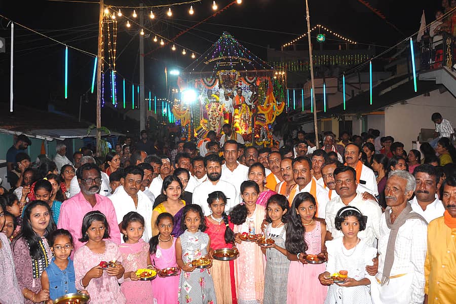 ಚಿಕ್ಕಮಗಳೂರು ತಾಲ್ಲೂಕಿನ ಬೀಕನಹಳ್ಳಿಯಲ್ಲಿ ನಡೆದ ಜಂಬೂ ಸವಾರಿ ಮೆರವಣಿಗೆಯಲ್ಲಿ ವಿಧಾನ ಪರಿಷತ್ ಸದಸ್ಯ ಸಿ.ಟಿ.ರವಿ ಭಾಗವಹಿಸಿದ್ದರು