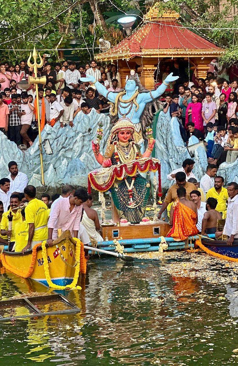 ‘ಮಂಗಳೂರು ದಸರಾ’ದ ಮೆರವಣಿಗೆಯ ನಂತರ ಶುಕ್ರವಾರ ಬೆಳಿಗ್ಗೆ ಶಾರದಾ ಮಾತೆ ಮೂರ್ತಿಯ ಜಲಸ್ತಂಭನವಾಯಿತು